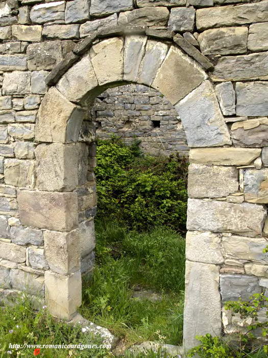 PUERTA DE ACCESO. LADO EXTERIOR